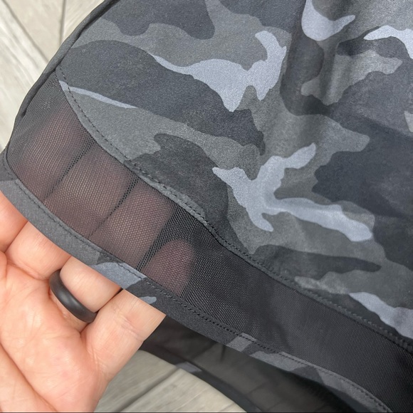 NWT Athleta printed mesh racer run short 4” camo size small - Picture 3 of 12
